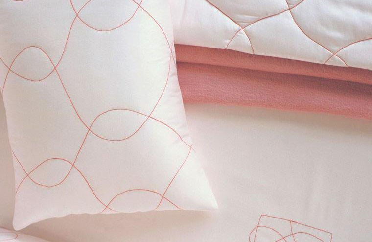 GLOBE pink baby quilt set